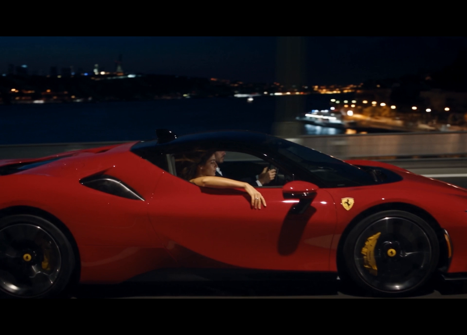 Ferrari’den uzanan sakin bir el, teklifi kadrajın hemen dışında tutuyor.